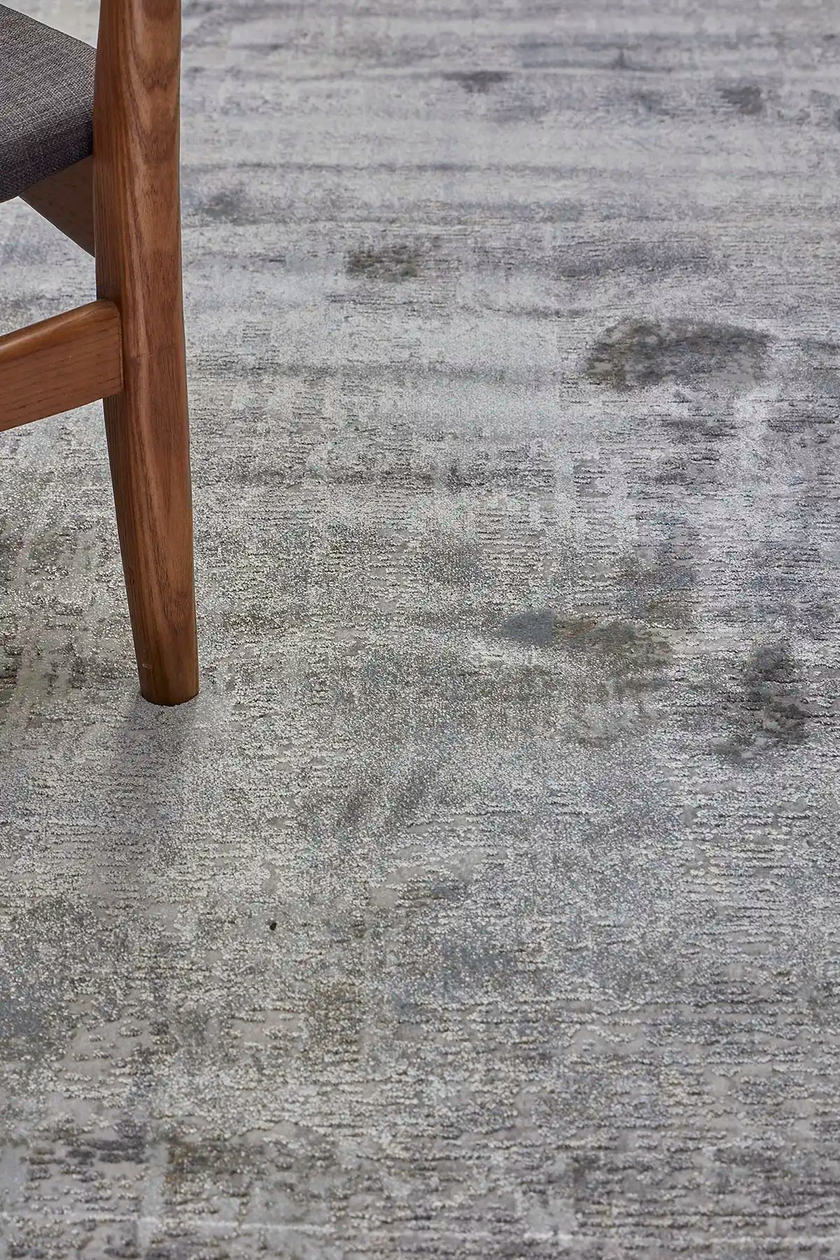 Raj Grey is a machine made rug. Its design boasts a modern/contemporary feel. Crafted from Viscose and Polyester, with a low-profile 7-9mm pile height. Colours Light Grey, and Grey tones. Sizes 160 X 230, 200 X 290, 240 X 340 and 300 X 400. Life.