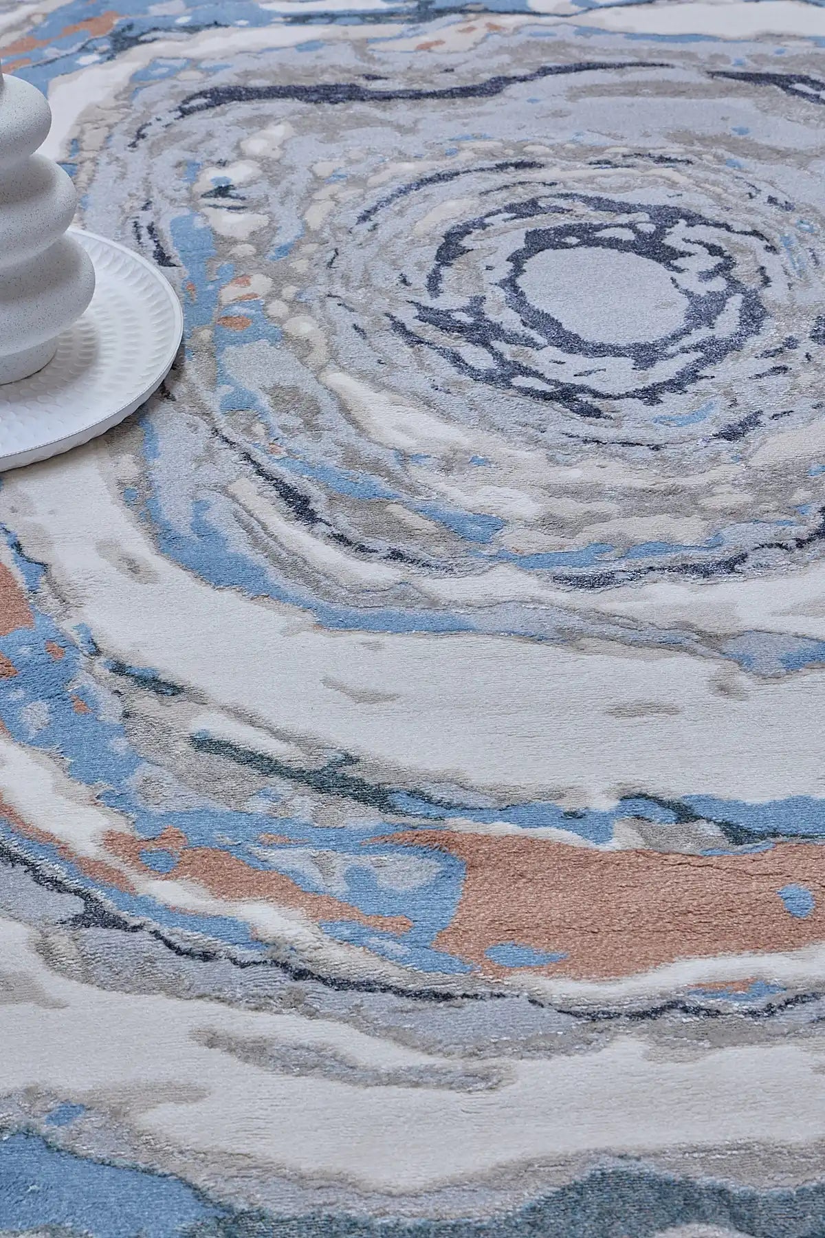 Swiss Thumb is a machine-made polyester rug with an abstract modern/contemporary design. It boasts a 7-9mm pile height. Colours silver, white, blue and beige accents. Sizes 160 X 230, 200 X 290, 240 X 340 and 300 X 400. Life.