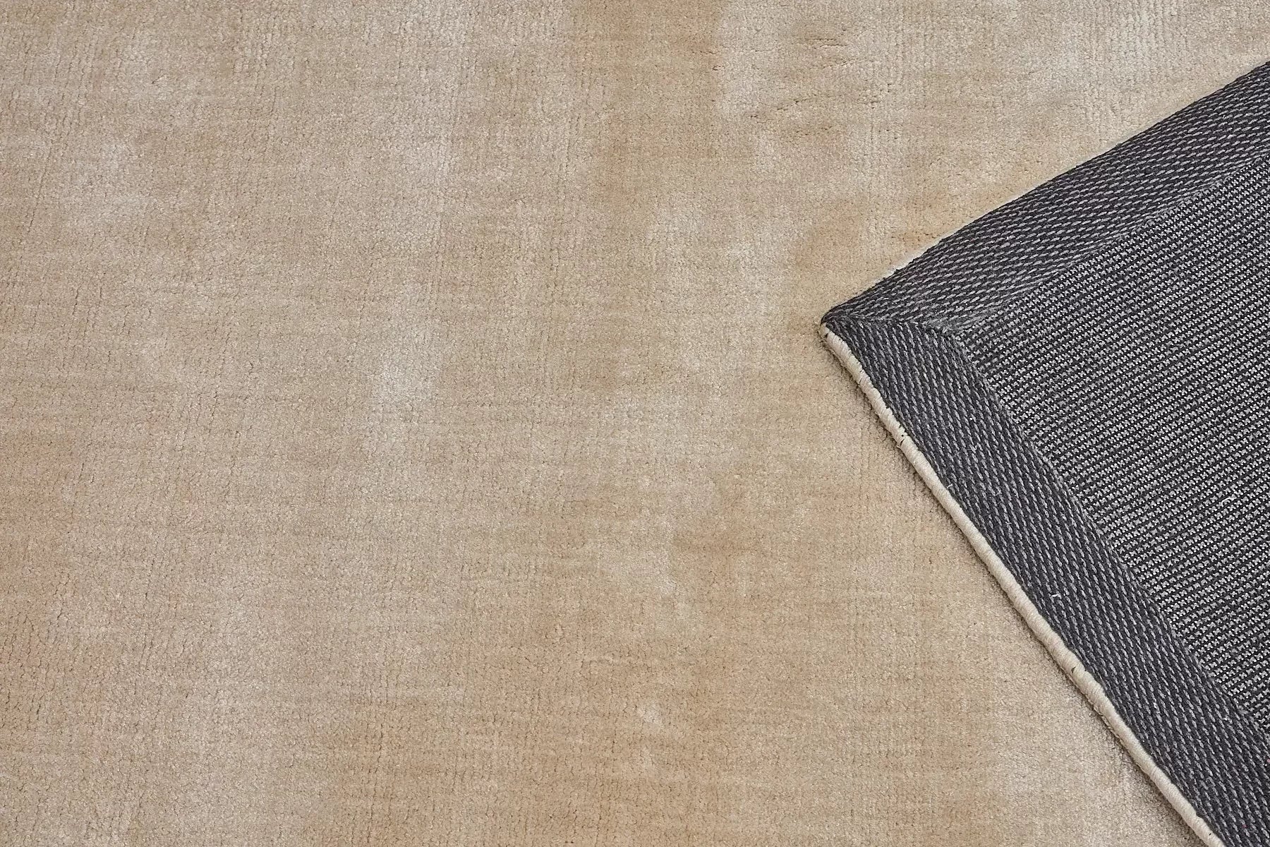 Tempo Beige is a hand-loomed and hand tufted rug. Crafted with bamboo silk, it offers medium texture and has a pile height of 10-12mm. Colour beige. Sizes 160 X 230, 200 X 290 and 240 X 340. Fold.