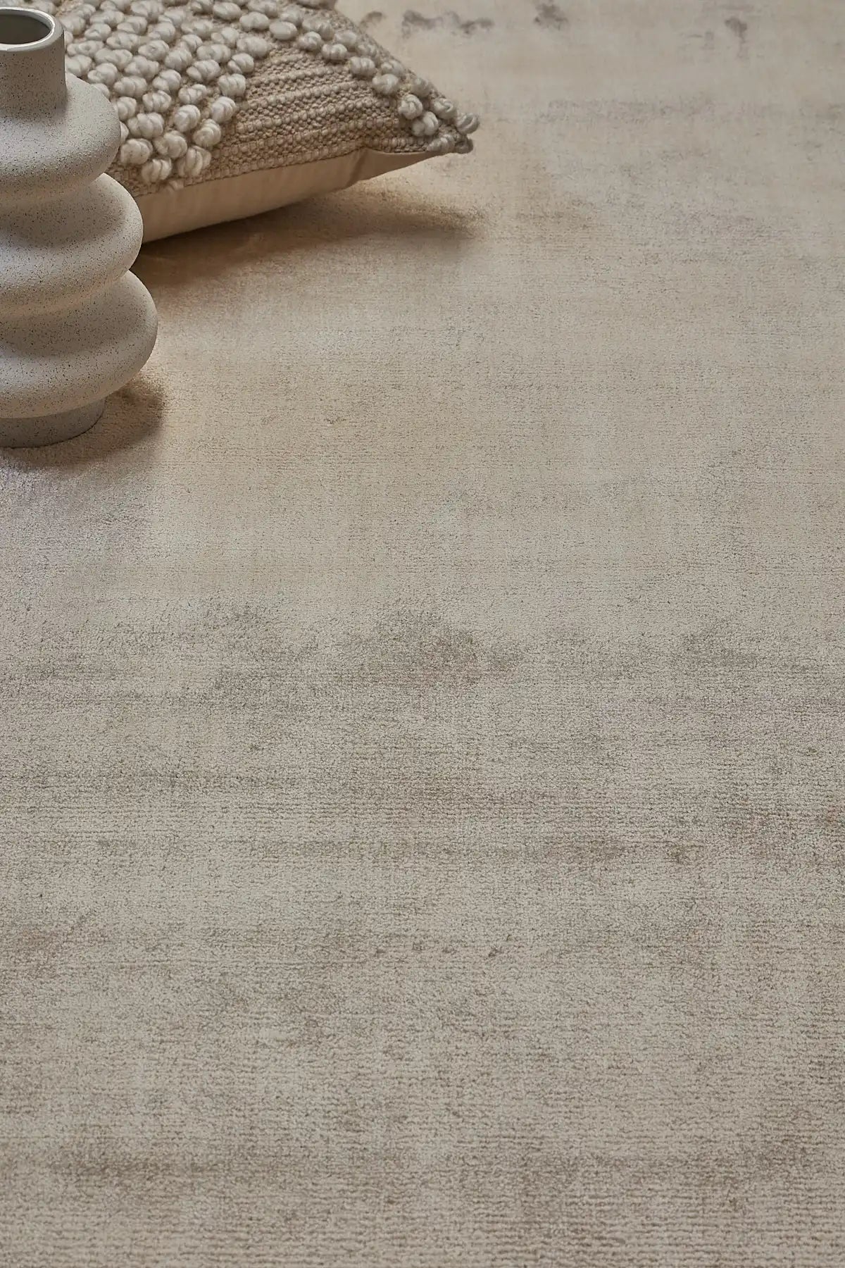 Tempo Beige is a hand-loomed and hand tufted rug. Crafted with bamboo silk, it offers medium texture and has a pile height of 10-12mm. Colour beige. Sizes 160 X 230, 200 X 290 and 240 X 340. Life.