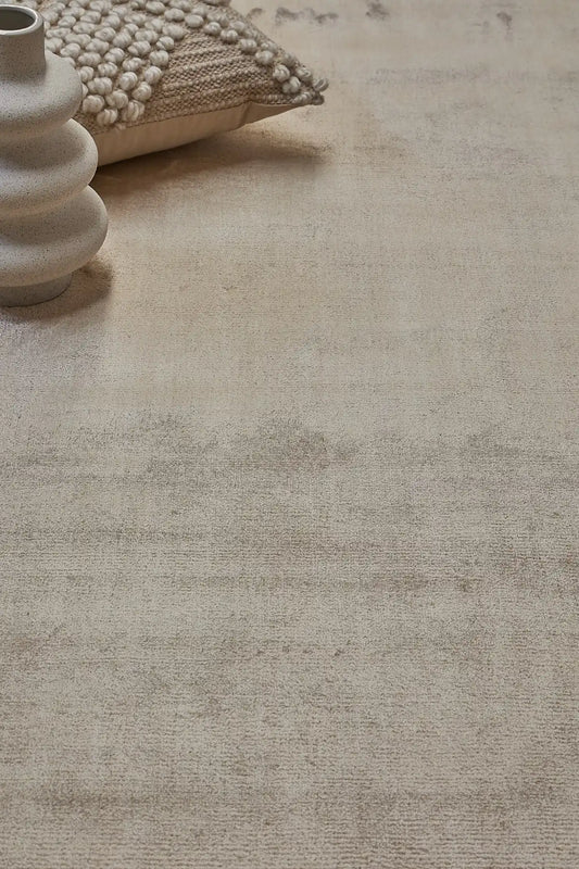 Tempo Beige is a hand-loomed and hand tufted rug. Crafted with bamboo silk, it offers medium texture and has a pile height of 10-12mm. Colour beige. Sizes 160 X 230, 200 X 290 and 240 X 340. Life.
