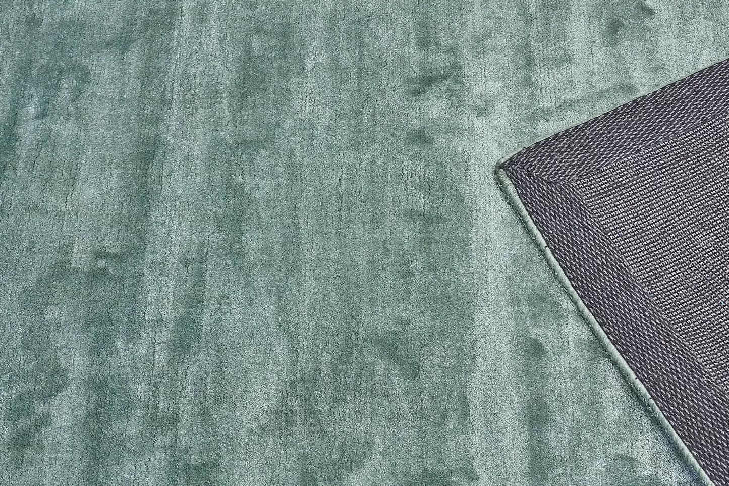 Tempo Green is a hand-loomed and hand tufted rug. Crafted with bamboo silk, it offers medium texture and has a pile height of 10-12mm. Colour jade green. Sizes 160 X 230, 200 X 290 and 240 X 340. Fold.