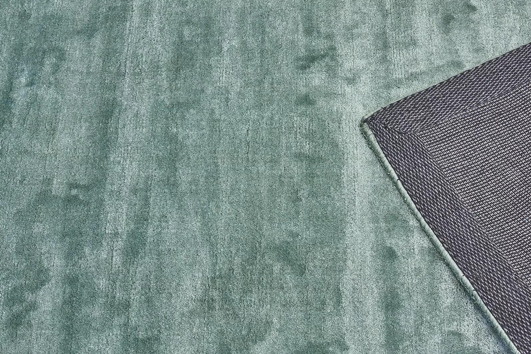 Tempo Green is a hand-loomed and hand tufted rug. Crafted with bamboo silk, it offers medium texture and has a pile height of 10-12mm. Colour jade green. Sizes 160 X 230, 200 X 290 and 240 X 340. Fold.