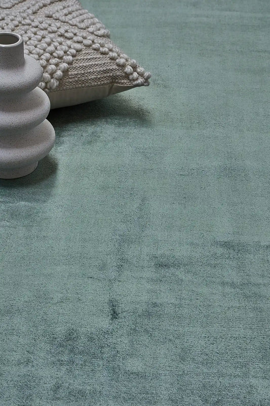Tempo Green is a hand-loomed and hand tufted rug. Crafted with bamboo silk, it offers medium texture and has a pile height of 10-12mm. Colour jade green. Sizes 160 X 230, 200 X 290 and 240 X 340. Life.