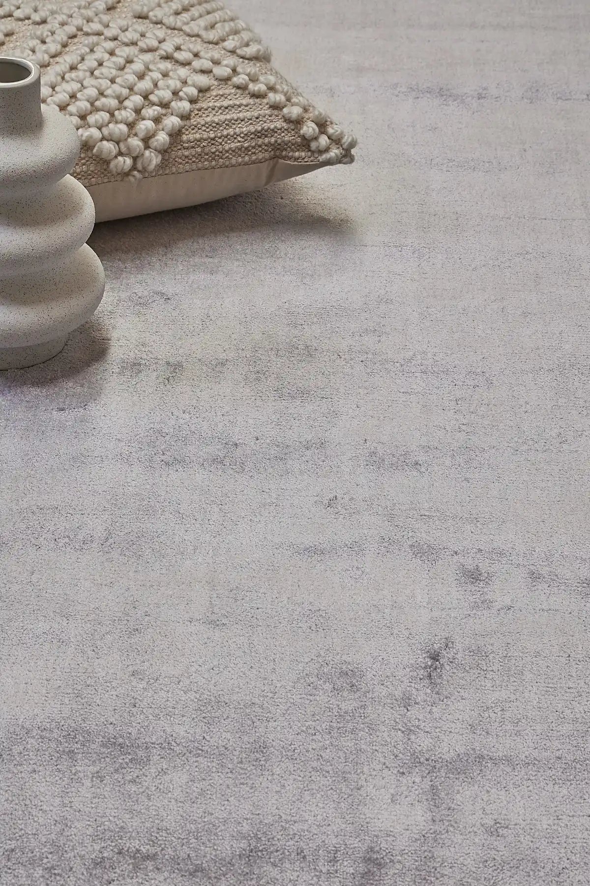 Tempo Grey is a hand-loomed and hand tufted rug. Crafted with bamboo silk, it offers medium texture and has a pile height of 10-12mm. Colour light grey. Sizes 160 X 230, 200 X 290 and 240 X 340. Life.