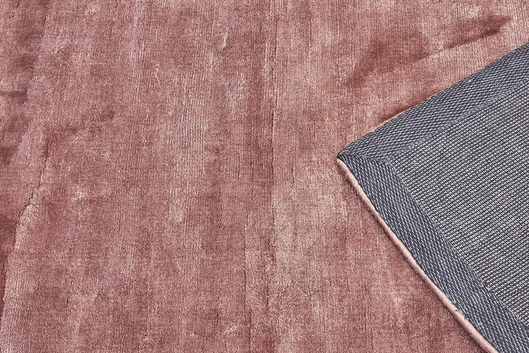 Tempo Tobacco is a hand-loomed and hand tufted rug. Crafted with bamboo silk, it offers medium texture and has a pile height of 10-12mm. Colour golden red. Sizes 160 X 230, 200 X 290 and 240 X 340. Fold.