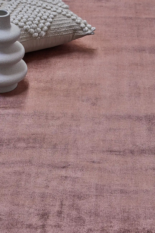 Tempo Tobacco is a hand-loomed and hand tufted rug. Crafted with bamboo silk, it offers medium texture and has a pile height of 10-12mm. Colour golden red. Sizes 160 X 230, 200 X 290 and 240 X 340. Life.