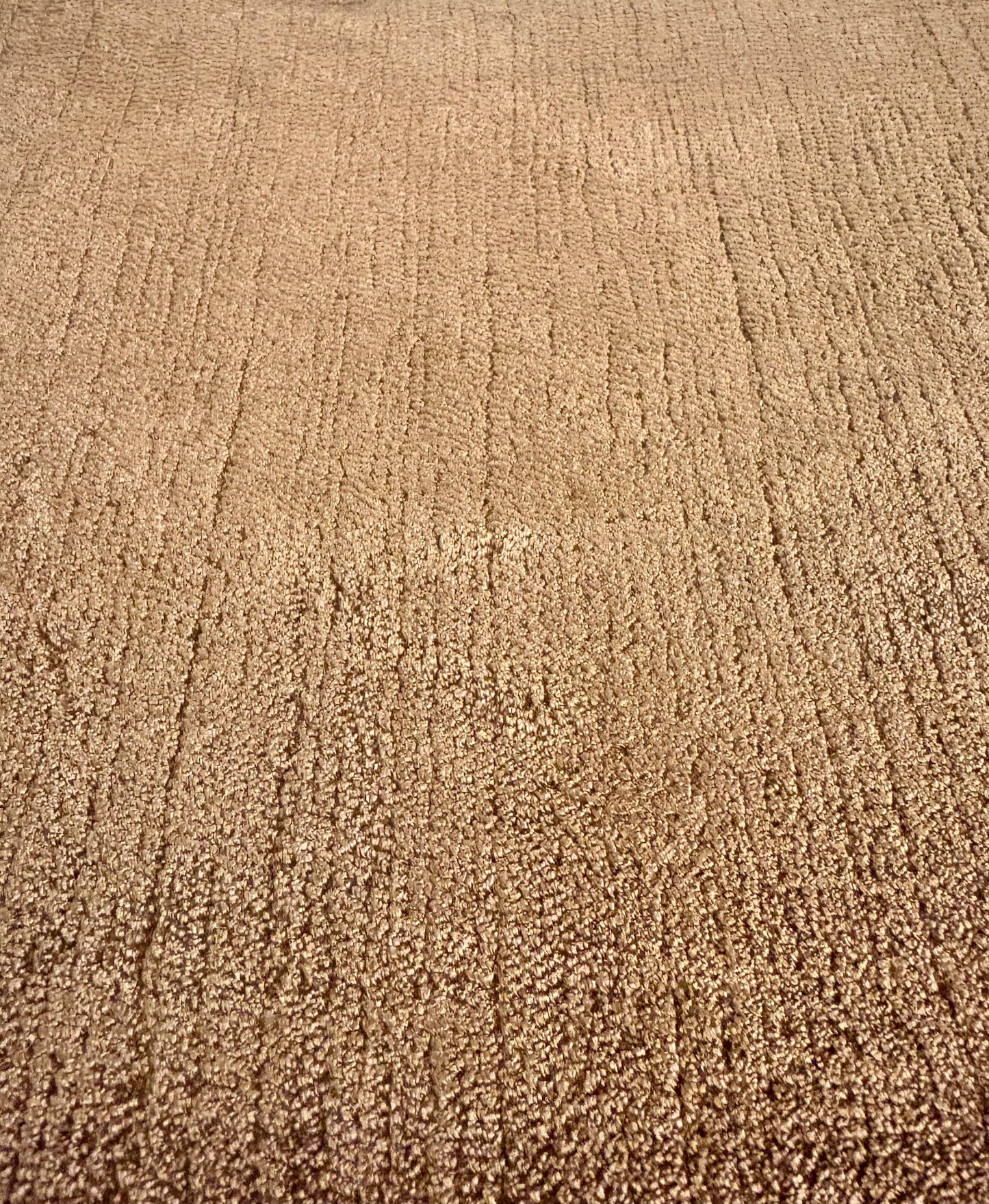 Tempo Tobacco is a hand-loomed low-cut piled rug. Crafted with bamboo silk, it offers medium texture and has a pile height of 10-12mm. Colour golden red. Sizes 160 X 230, 200 X 290 and 240 X 340. Sheen Side.