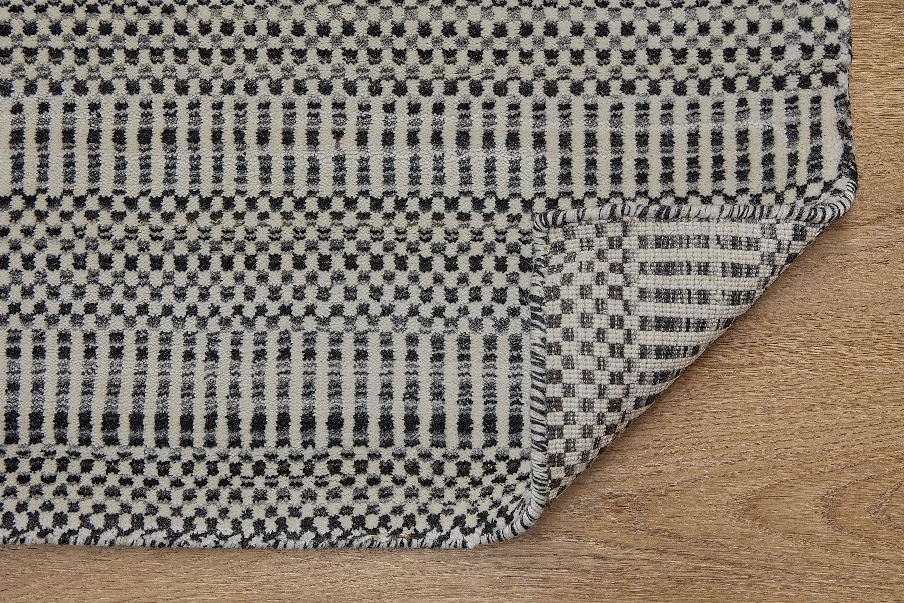Tulip Black is a contemporary rug crafted with a blend of wool and bamboo silk for a soft, medium-textured look. Its boasts a pile height of 10-12mm. Colour black and white. Sizes 160 X 230, 200 X 290 and 240 X 340. Fold.