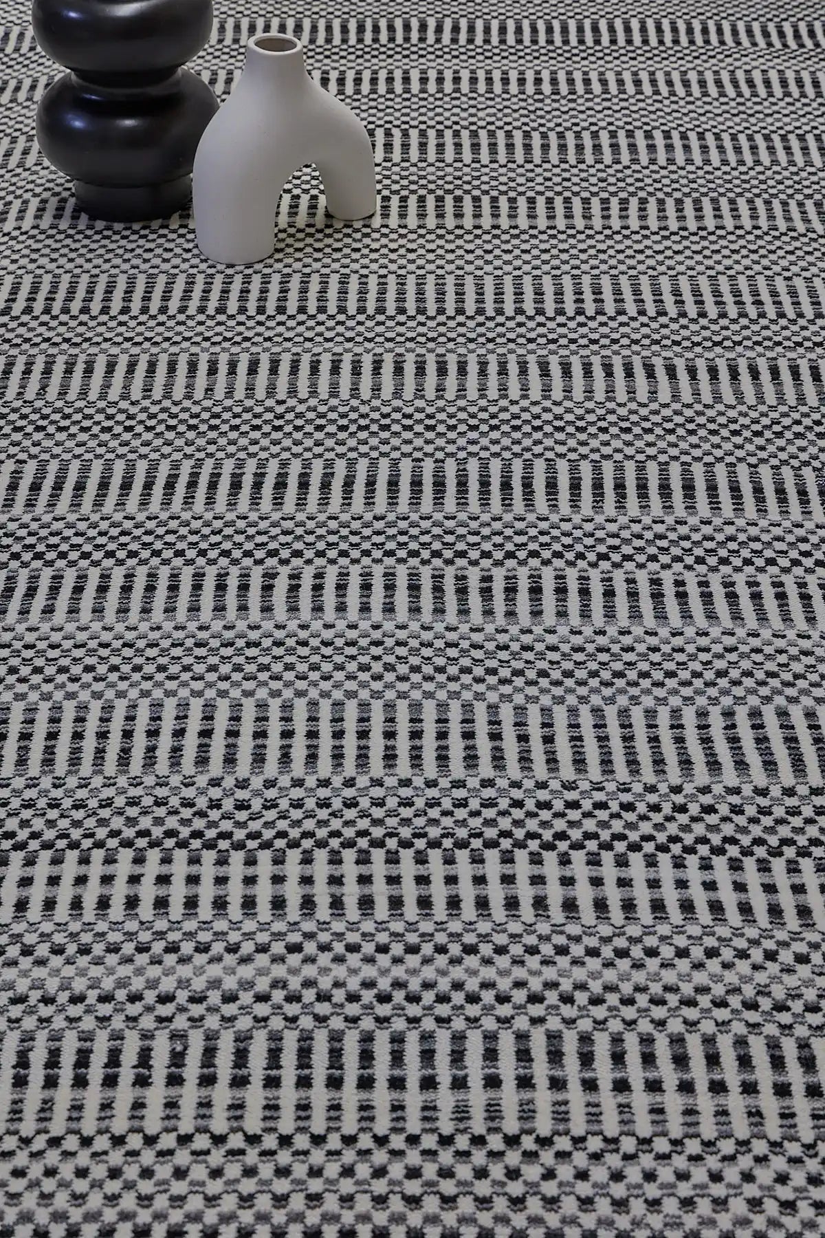 Tulip Black is a contemporary rug crafted with a blend of wool and bamboo silk for a soft, medium-textured look. Its boasts a pile height of 10-12mm. Colour black and white. Sizes 160 X 230, 200 X 290 and 240 X 340. Life.