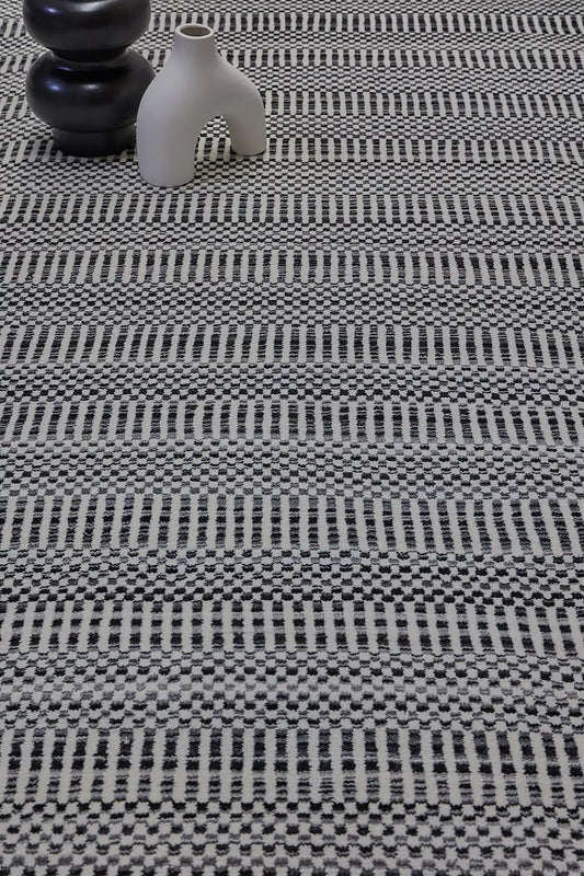 Tulip Black is a contemporary rug crafted with a blend of wool and bamboo silk for a soft, medium-textured look. Its boasts a pile height of 10-12mm. Colour black and white. Sizes 160 X 230, 200 X 290 and 240 X 340. Life.