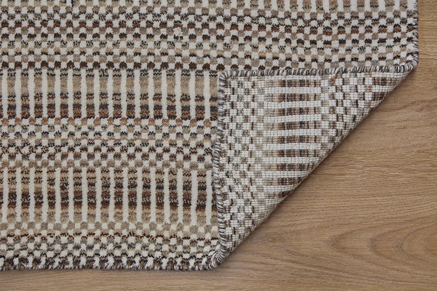 Tulip Brown is a contemporary rug crafted with a blend of wool and bamboo silk for a soft, medium-textured look. Its boasts a pile height of 10-12mm. Colour Cream, Brown and Beige. Sizses 160 X 230, 200 X 290 and 240 X 340. Fold.