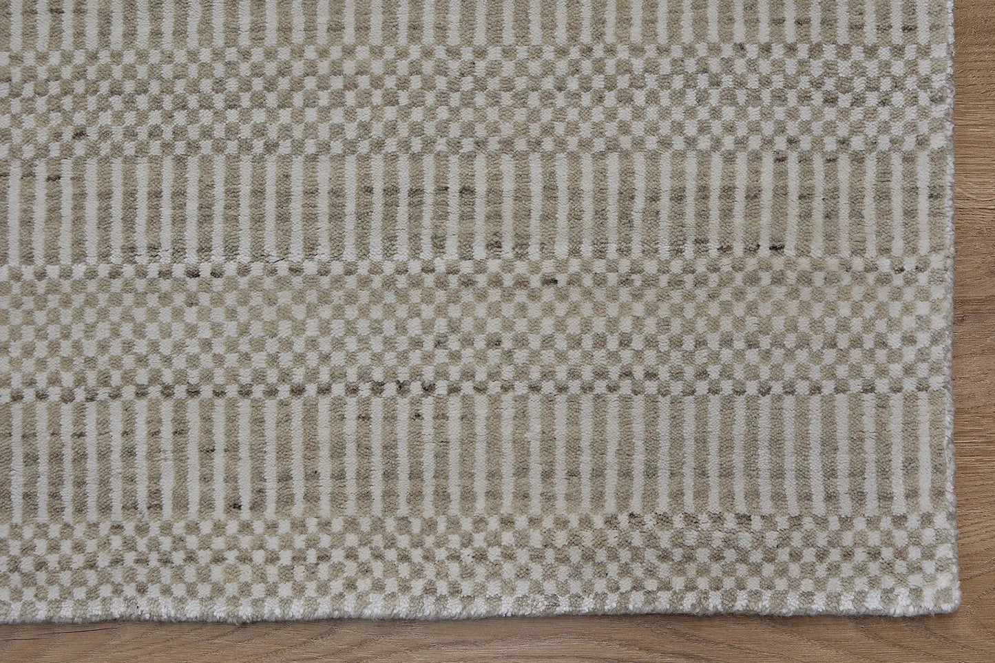Tulip Ivory is a contemporary rug crafted with a blend of wool and bamboo silk for a soft, medium-textured look. Its boasts a pile height of 10-12mm. Colour Light Grey and  Ivory Beige. Sizes 160 X 230, 200 X 290 and 240 X 340. Corner.