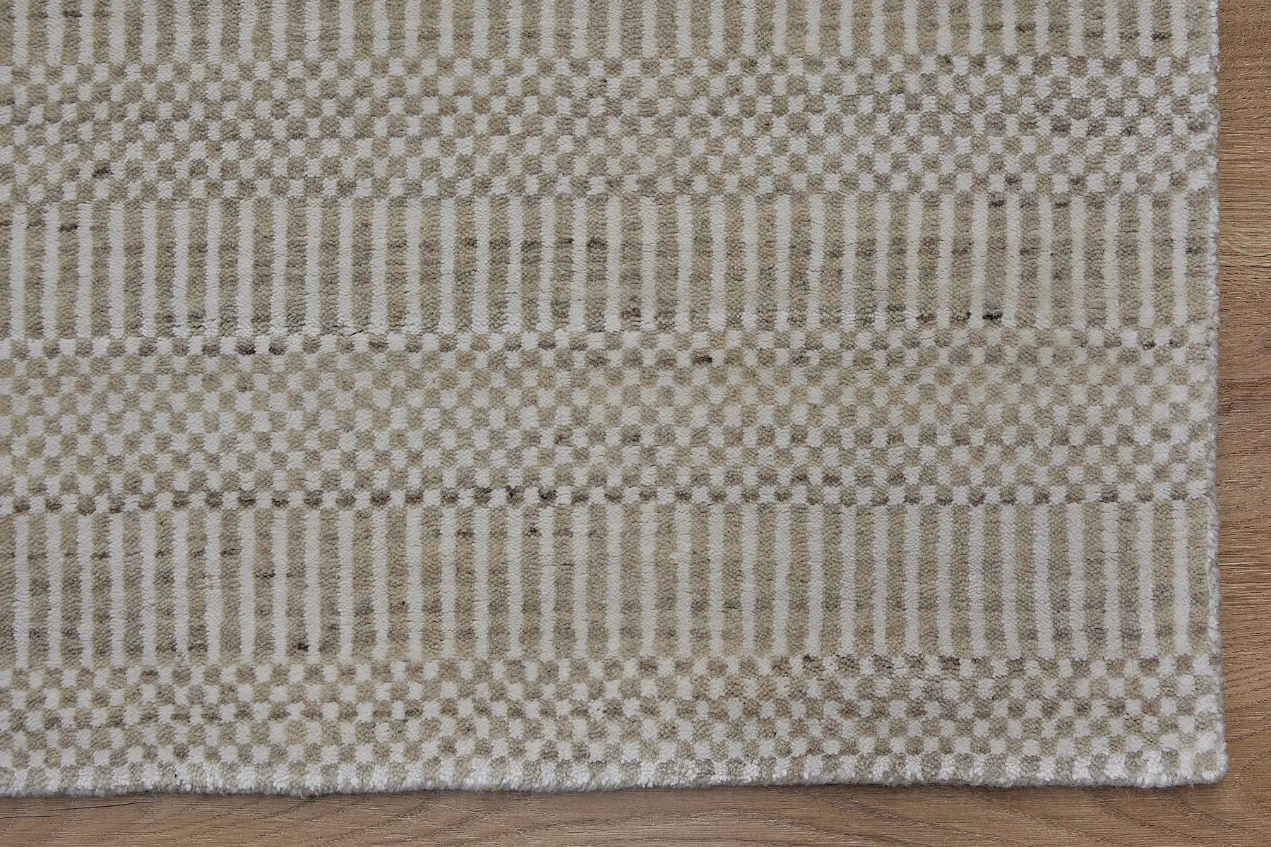 Tulip Ivory is a contemporary rug crafted with a blend of wool and bamboo silk for a soft, medium-textured look. Its boasts a pile height of 10-12mm. Colour Light Grey and  Ivory Beige. Sizes 160 X 230, 200 X 290 and 240 X 340. Corner.
