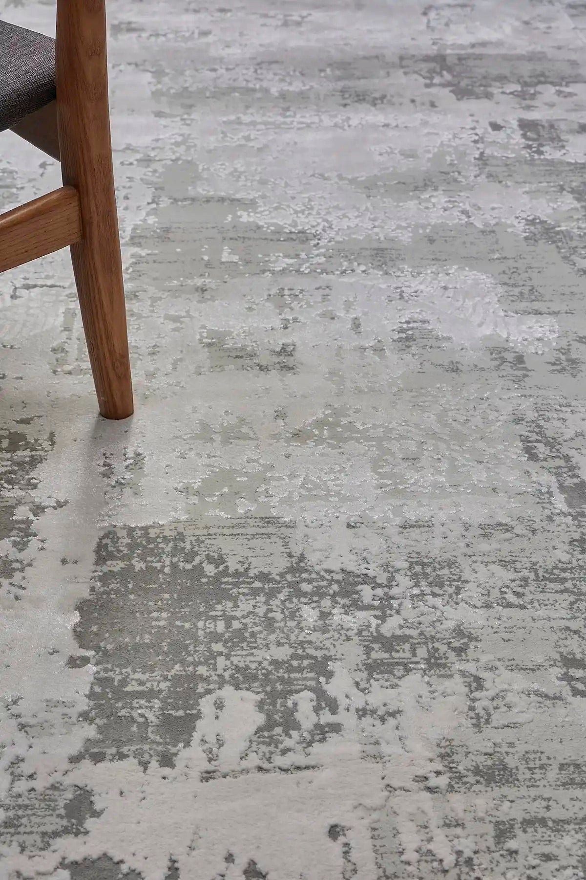Close vies of the Finesse Grey Viscose Machine Made Modern Rug.