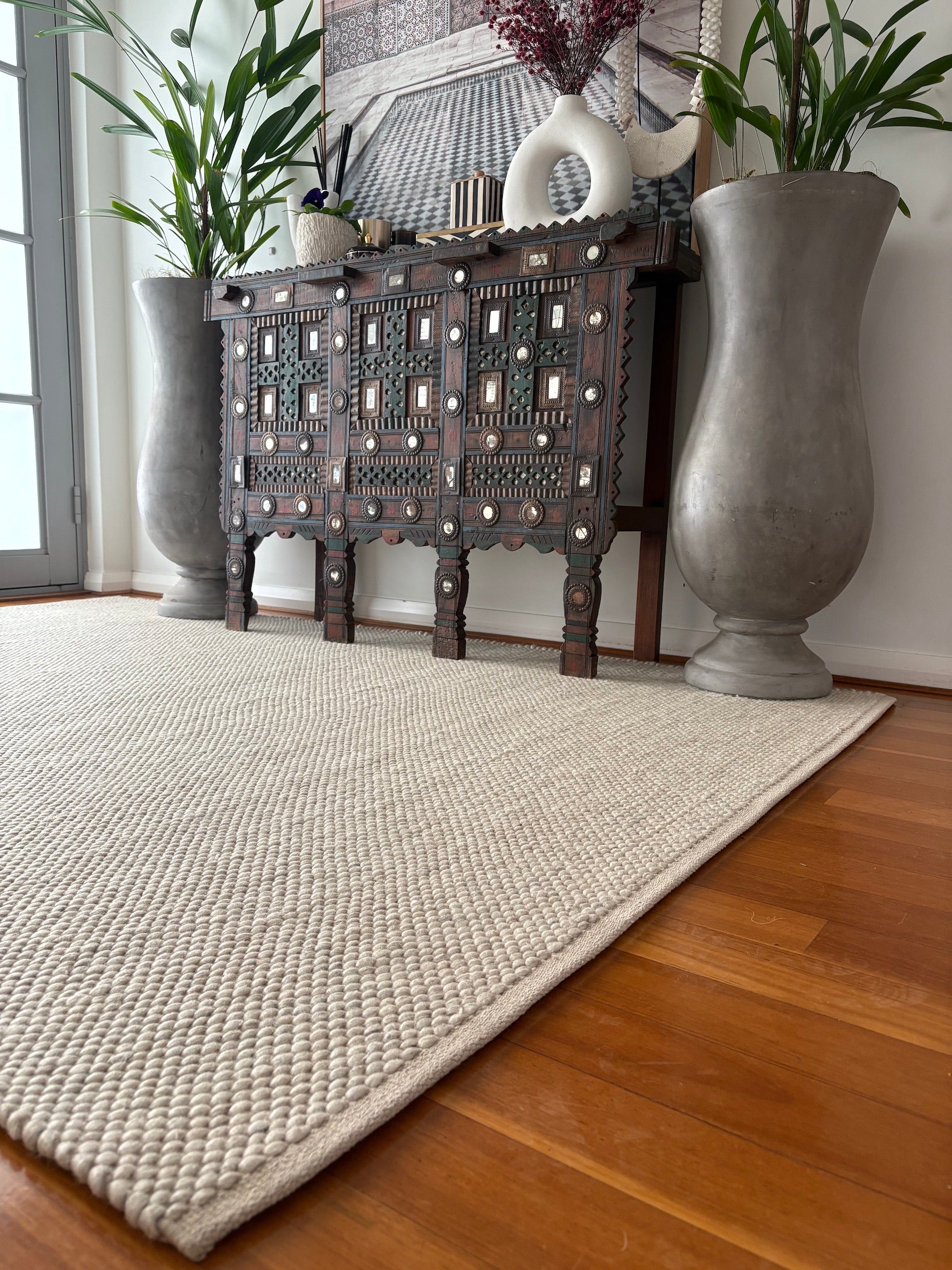 A wool hand woven flatweave rug styled in a modern Perth home entrance way.
